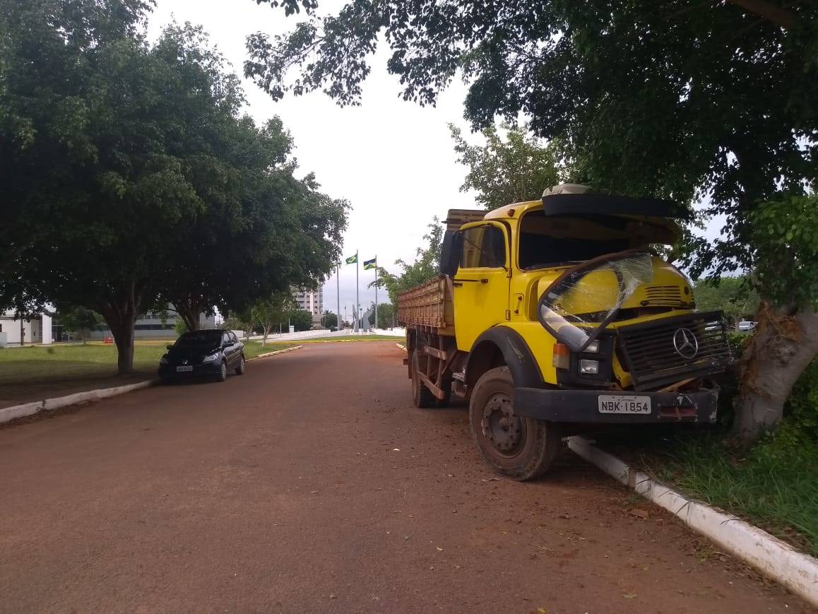 Com sinais de embriaguez, caminhoneiro atinge viatura policial e carro de aplicativo; acaba preso fugindo a pé