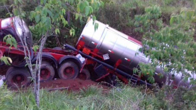 VEJA FOTOS: em cidade vizinha, carreta tomba, cai em represa e motorista de 47 anos morre preso às ferragens