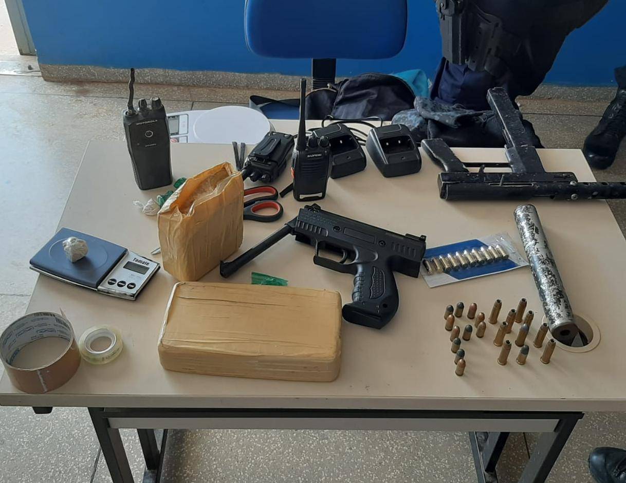Em perseguição a suspeito de tráfico, polícia atira em pneu de moto e apreende armas drogas e armas “fake”