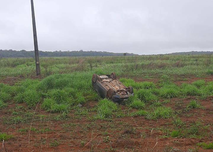 Mulher perde o controle da direção, veículo sai da pista e capota na BR 174, na área rural de Vilhena