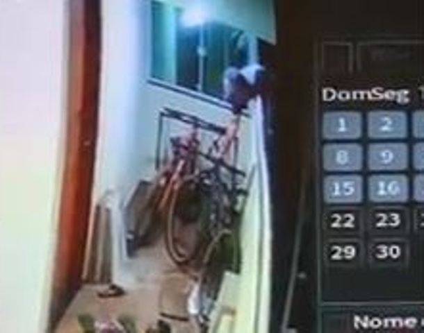 ASSISTA: vídeo que mostra furto inusitado em Cerejeiras, onde ladrão leva bicicleta subindo em muro, viraliza nas redes sociais