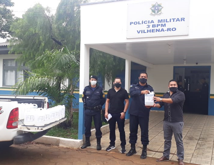 Álcool e equipamentos de proteção fabricados pelo IFRO de Vilhena são entregues a policiais militares