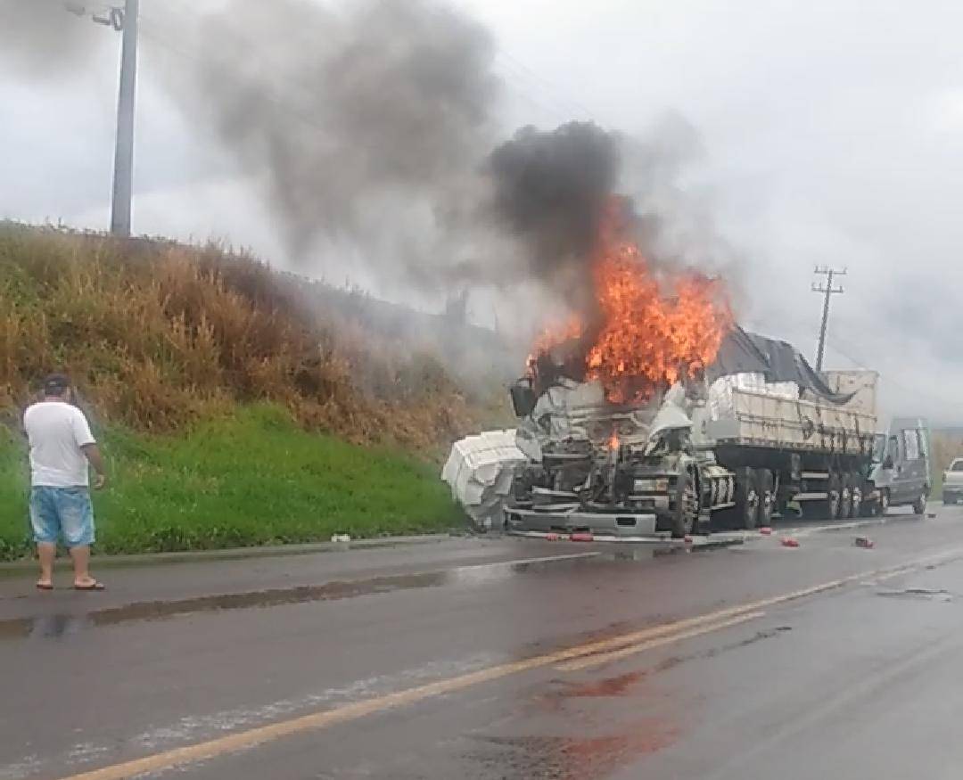 VÍDEOS – Imagens aterradoras de caminhoneiro carbonizado viralizam e FOLHA apura fake news disseminada no WhatsApp