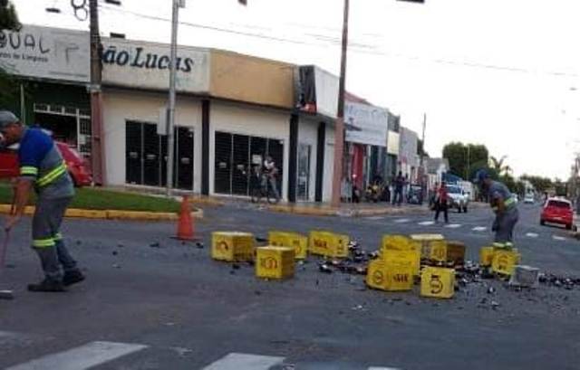 Motorista tenta fazer contorno em semáforo e caixas de cerveja caem de caminhão em avenida de Vilhena