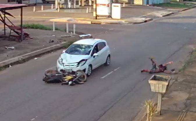 VÍDEO IMPRESSIONANTE: assista o momento em que motociclista é lançado a vários metros após ser atingido por carro