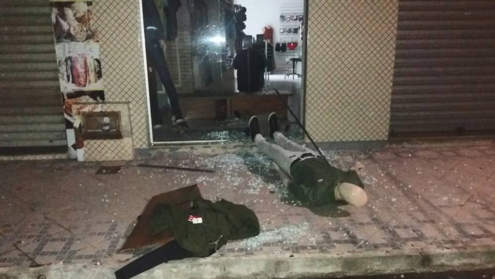 Enquanto donos dormem, ladrões arrombam loja e fogem levando várias peças de roupa; polícia é acionada