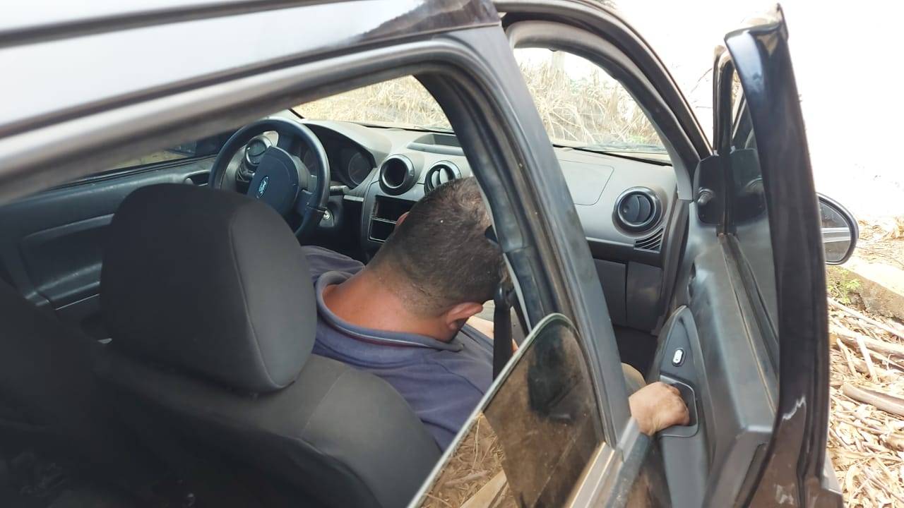 Após perder controle da direção e bater em poste, motorista deixa amigo embriagado dentro do carro e foge levando bebidas