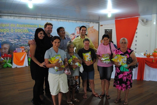 Primeira-dama doa alimentos a carentes e distribui kits para gestantes