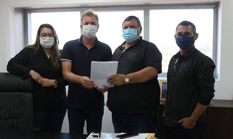 Deputado Luizinho Goebel recebe prefeito e atende demandas da cidade de Pimenteiras do Oeste
