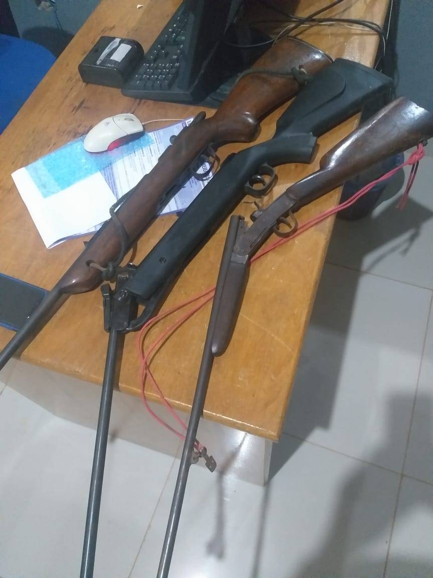 Polícia Militar vai atender ocorrência de violência doméstica e encontra arsenal contendo rifle e espingardas em Cerejeiras