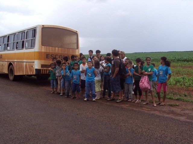 Ônibus escolar tem motor fundido e outro agora carrega funcionários