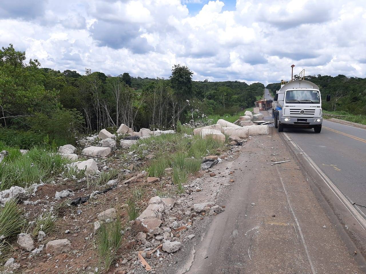 Carreta carregada com plumas tomba em rodovia federal e Bombeiros de Vilhena são acionados