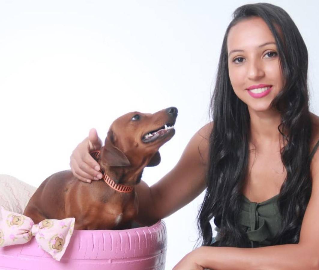 Vilhenense “inventa” novo serviço, ganha espaço no mercado e reforça orçamento como cuidadora de animais