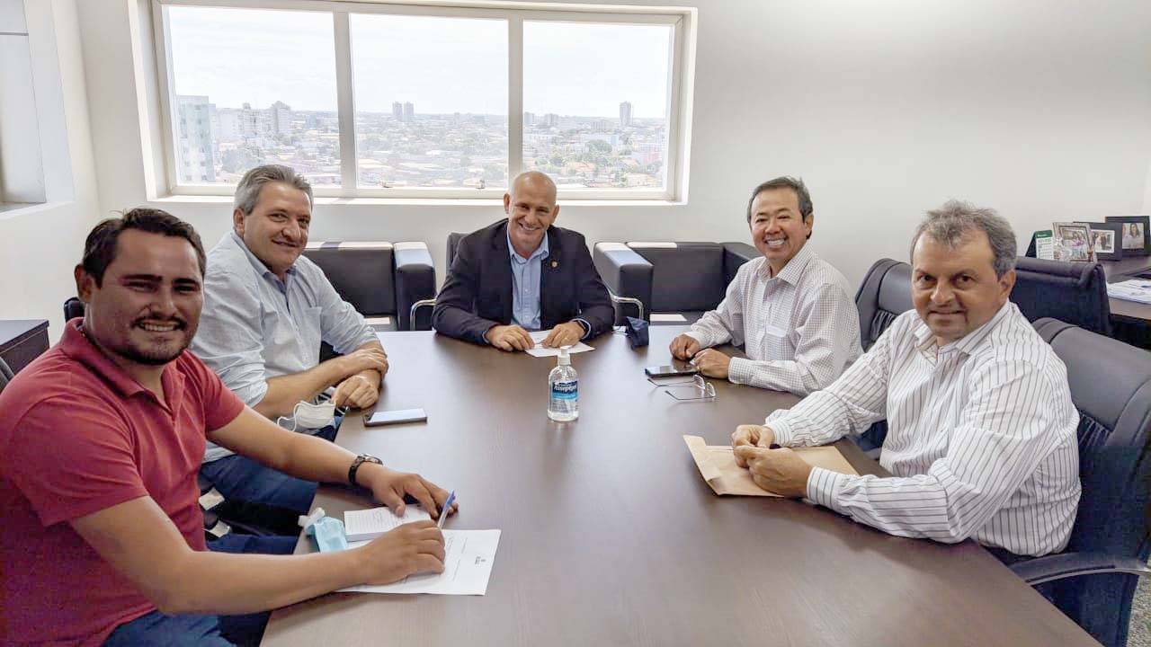 Deputado Ezequiel Neiva assegura quatro campos de futebol com gramado sintético para Vilhena