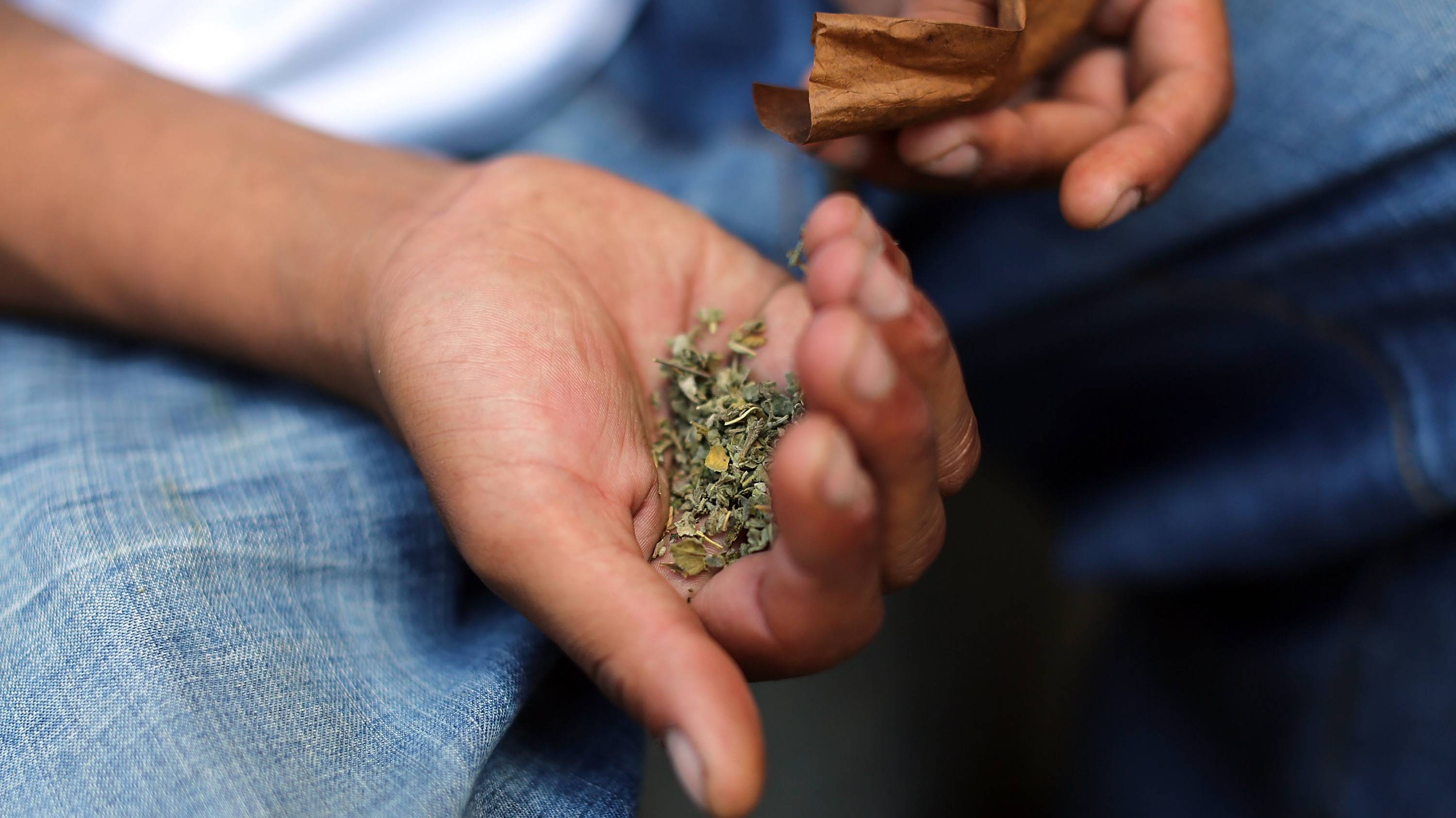 Jovem e adolescente flagrados em praça pública com drogas “entregam” o traficante de 20 anos, que acaba preso
