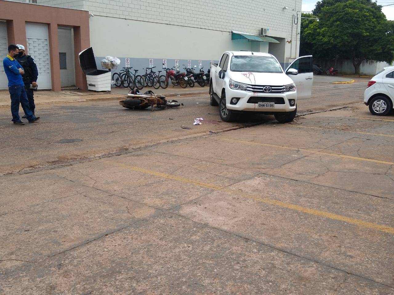 Dirigindo caminhonete, ex-prefeita de Vilhena se envolve em acidente e condutor de motoneta fica ferido