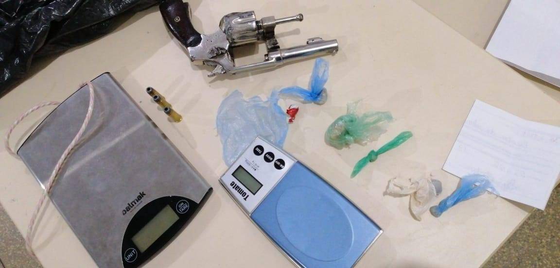 Casal é preso por tráfico após usuário ser flagrado recebendo crack; polícia encontra revólver enterrado em galinheiro