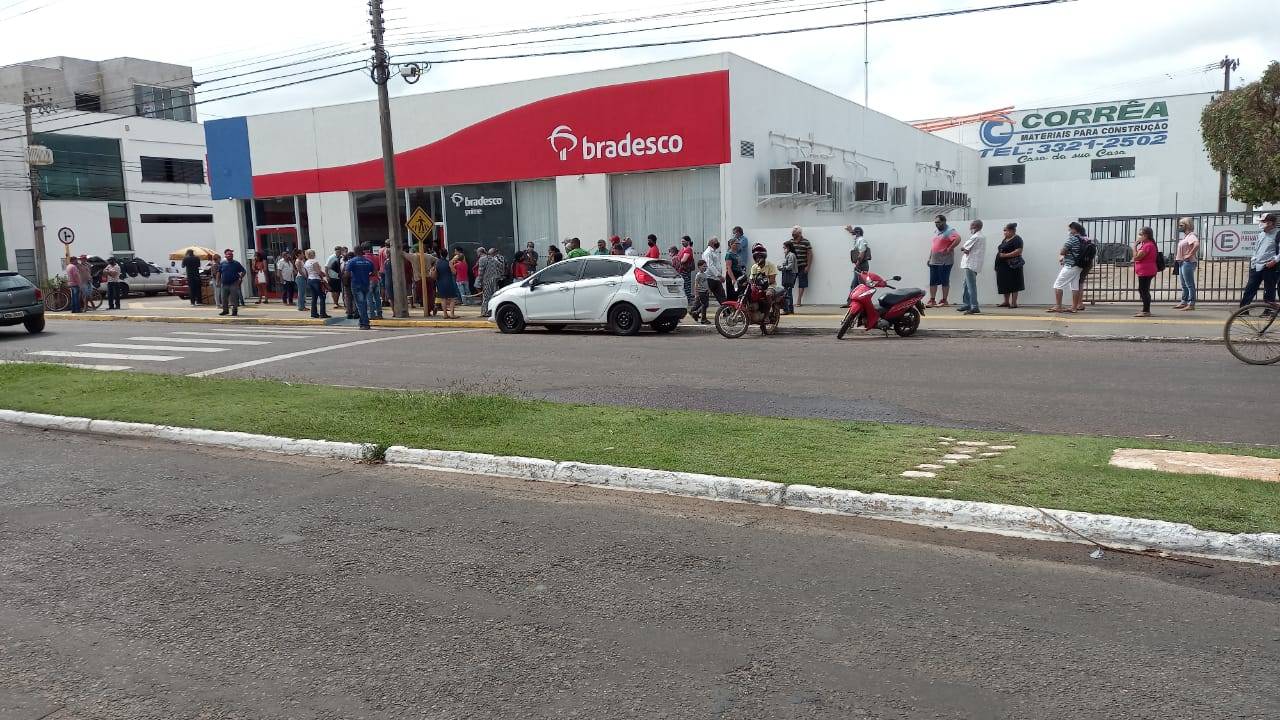 Cliente denuncia idosos e até cadeirante sob o sol, em fila de um quarteirão em agência bancária de Vilhena