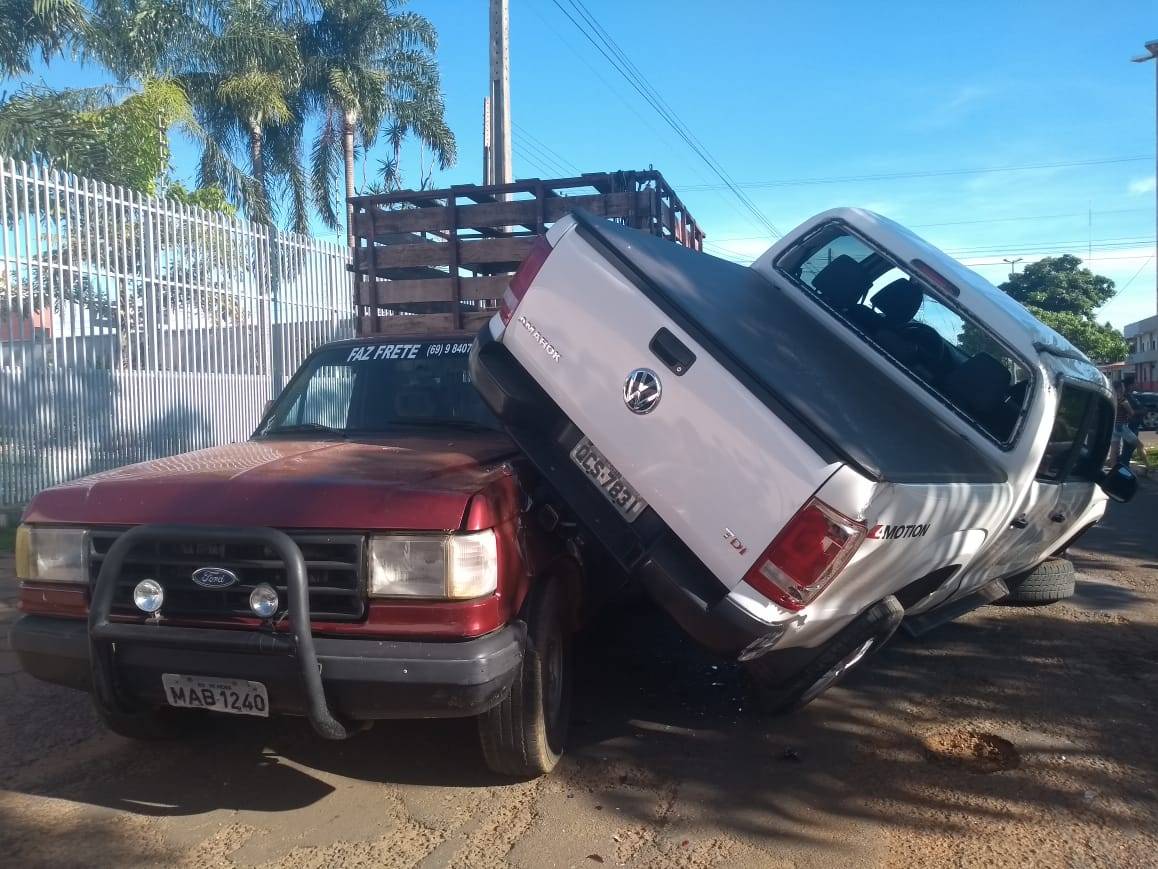 Picape “monta” em outra após acidente inusitado em Vilhena; idoso conta como conseguiu escapar sem ferimentos