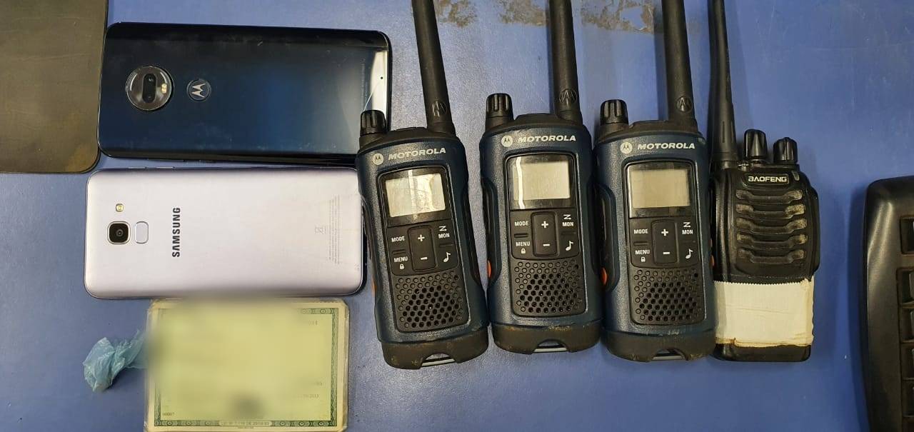 Flagrado com tornozeleira desligada, apenado do semiaberto mostra a policiais rádios comunicadores furtados