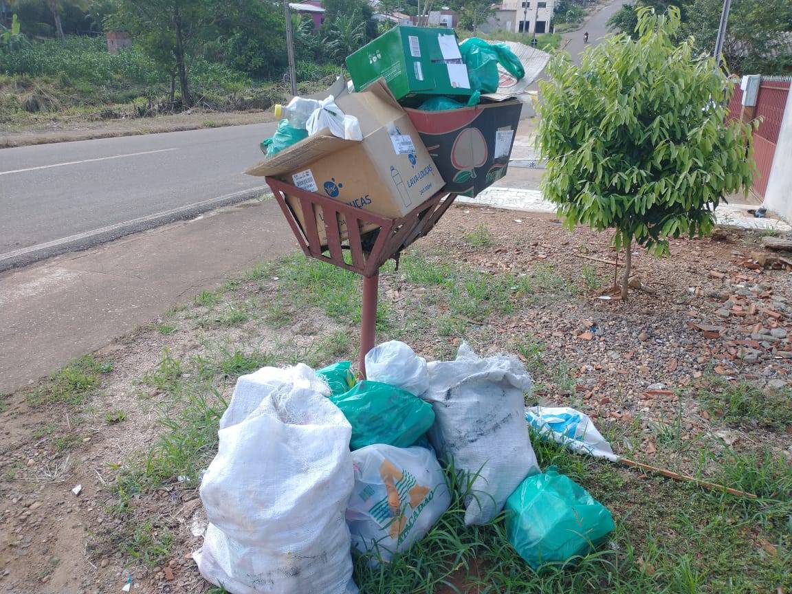 Em Colorado do Oeste, empresária é obrigada a levar lixo para casa porque prefeitura não faz coleta