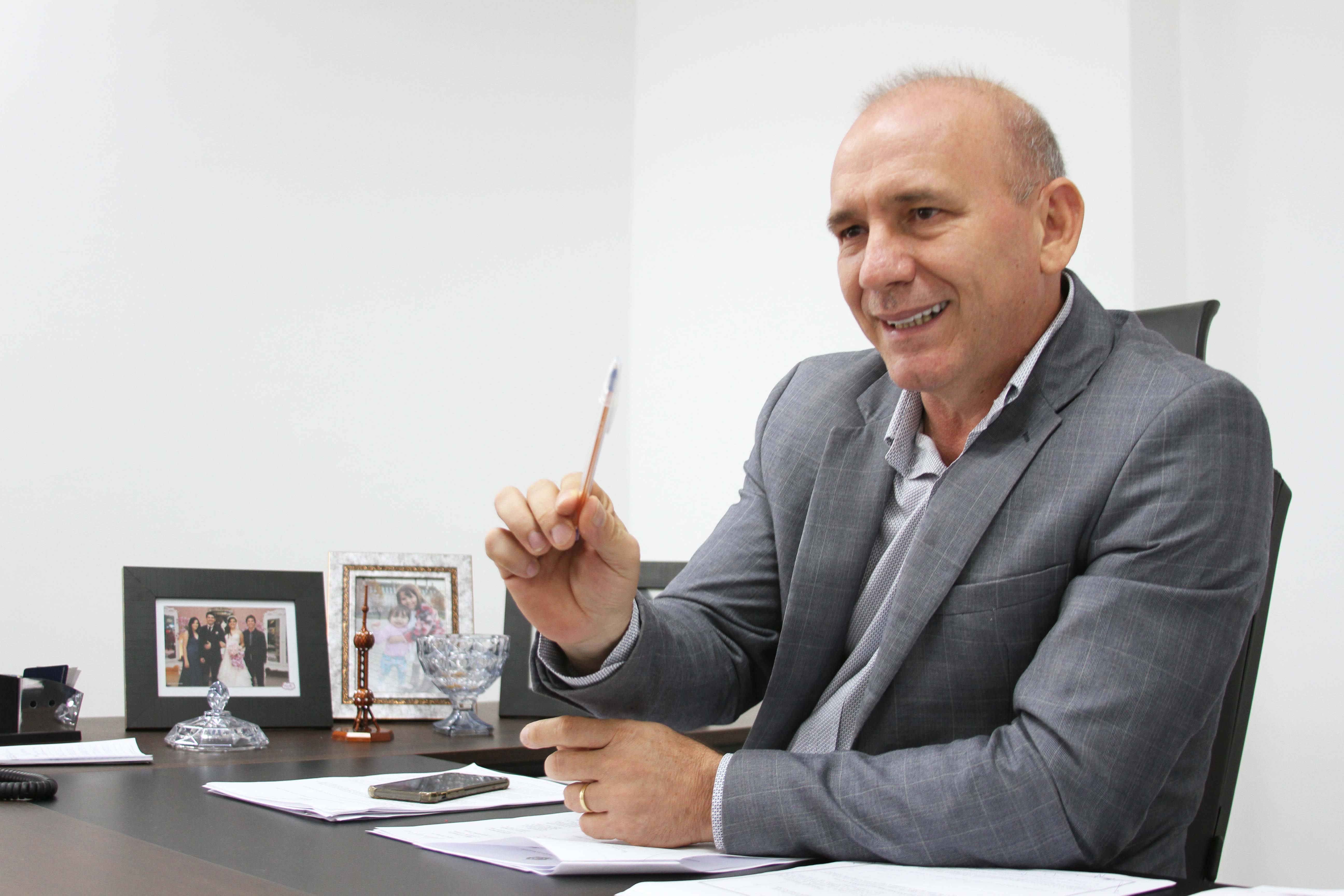 Atendendo solicitação do deputado Ezequiel Neiva, DER realiza pintura de sinalização na Avenida das Nações, em Cerejeiras