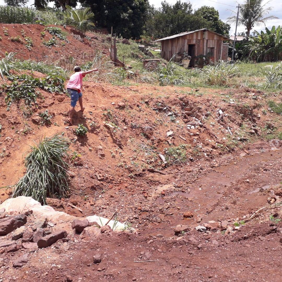 ASSISTA: moradora de Colorado do Oeste diz que prefeitura deixou sua casa isolada e secretário de Obras rebate usando vídeo