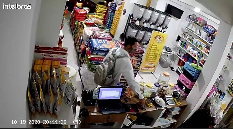 Usando truque inusitado, ladrão distrai atendente de comércio e foge levando dinheiro do caixa
