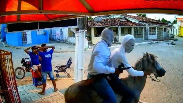 ASSISTA: presos os ladrões que assaltaram mercadinho montados em cavalo; vídeo viralizou em todo o país
