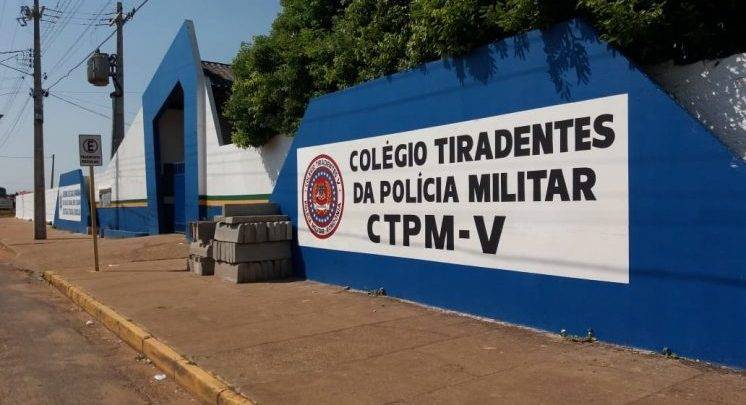 Mãe de aluno registra queixa na polícia e denuncia diretor de escola militar, que rebate acusação e nega preconceito