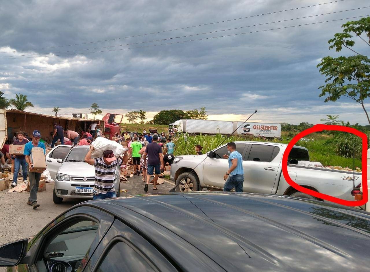 Leitor desabafa no Facebook após carreta carregada com óleo de soja ser saqueada na segunda maior cidade de Rondônia
