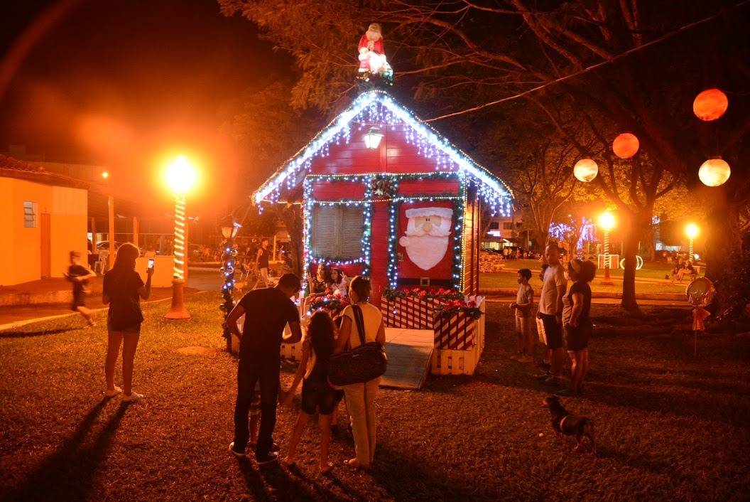 Decoração de Natal em praça pública no centro de Vilhena atrai famílias para fotos e passeios