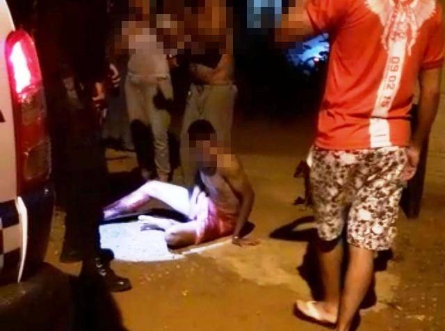 Junto com irmão, homem corre mais de 100 metros para escapar da morte; troca de mensagens pode ter motivado crime