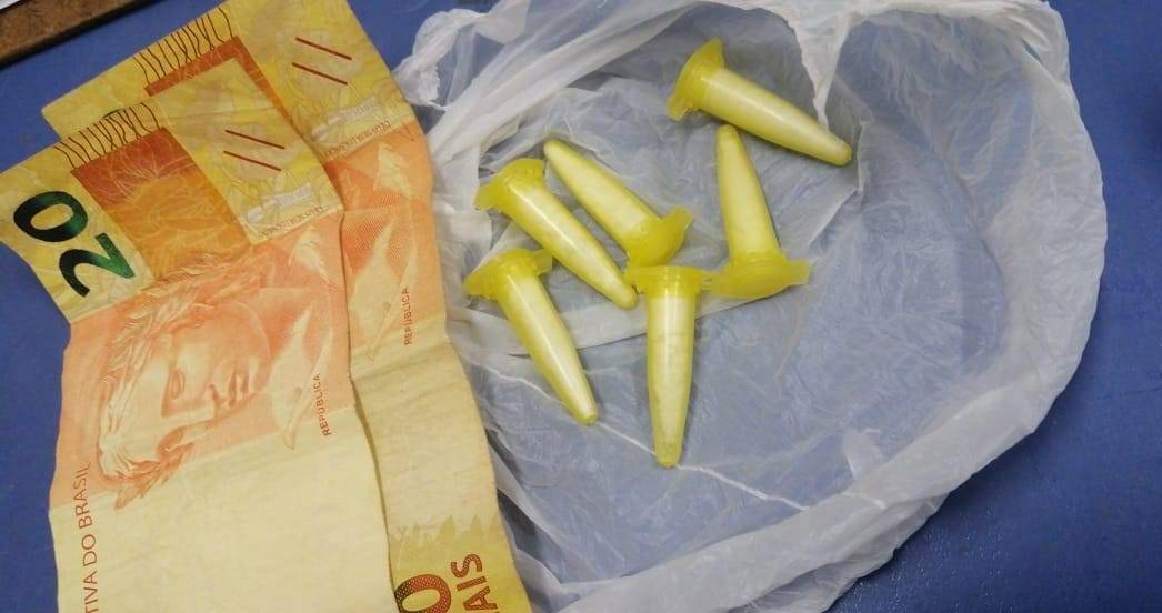 Adolescentes que usavam WhatsApp para marcar entrega de drogas a clientes são apreendidos pela PM