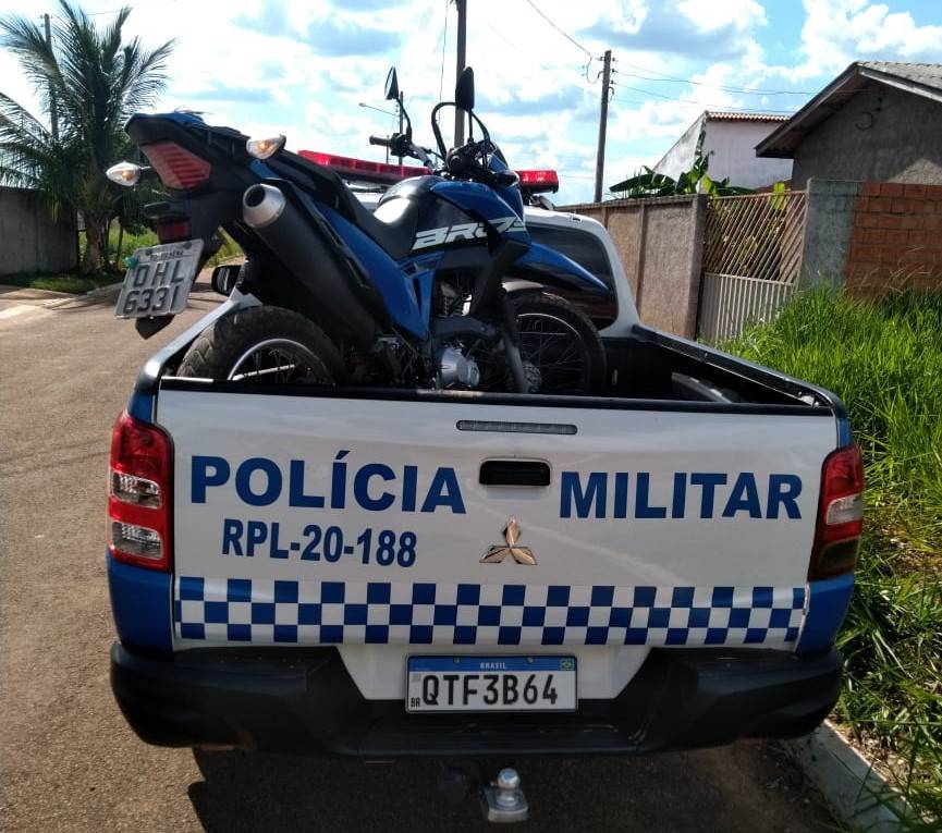 Durante roubo de motocicleta, pintor é agredido com coronhada na cabeça; polícia recupera veículo e prende um