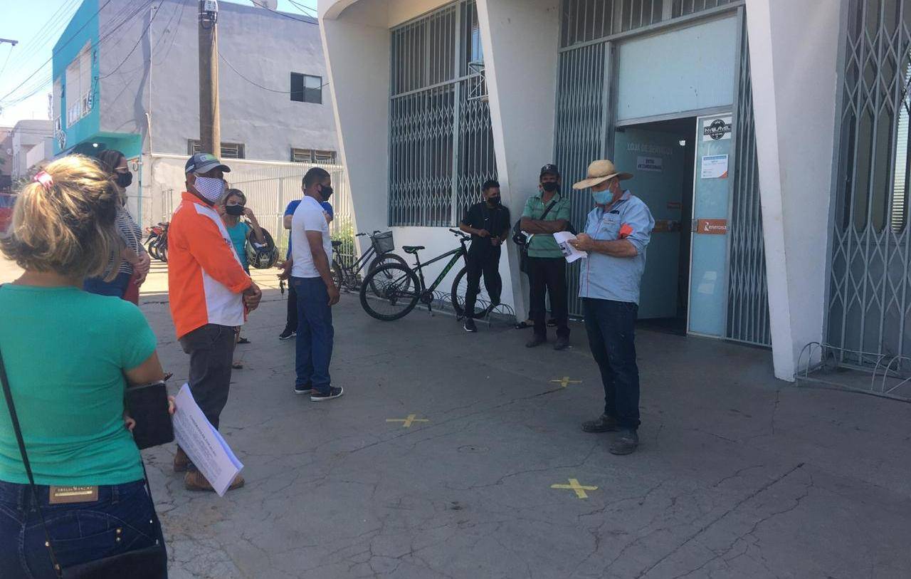 Clientes se revoltam após passar horas em fila e denunciam mau atendimento na agência da Energisa, em Vilhena