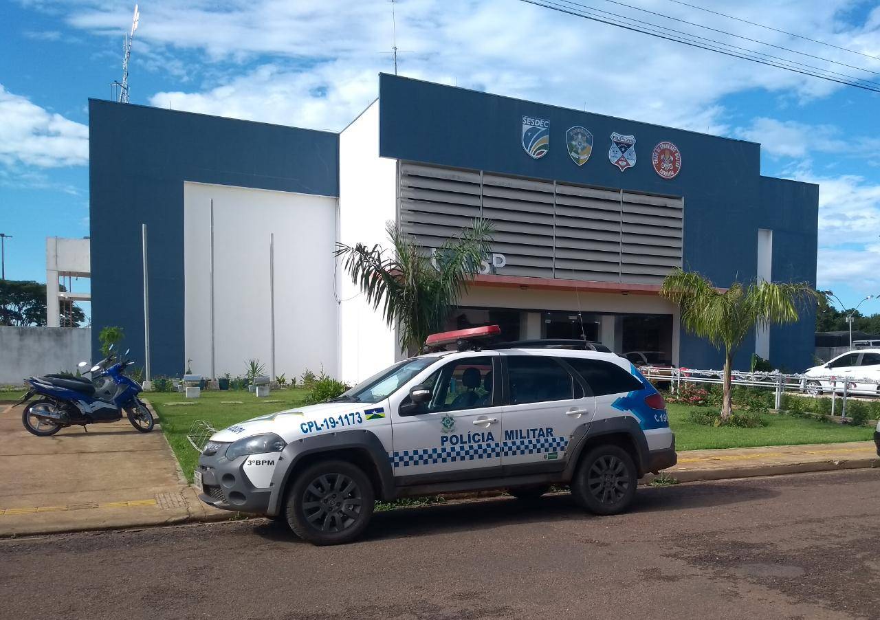 Motociclista aciona a Polícia Militar após ser assaltado por três travestis e sofrer corte de faca no rosto