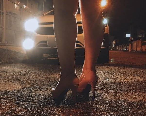 Profissional do sexo trans revela detalhes da profissão e diz que homens casados pagam para conversar sobre problemas familiares
