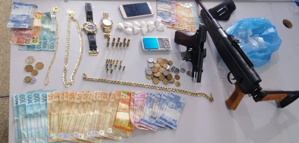 Dirigindo bêbado e drogado, homem é contido com spray de pimenta; polícia encontra drogas e armas em casa