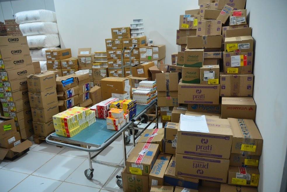 Portador de doença rara denuncia falta de medicamentos; prefeitura mostra entrega de R$ 650 mil em produtos