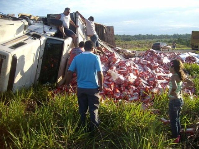 Passageiros são detidos por pegarem cerveja de carreta tombada