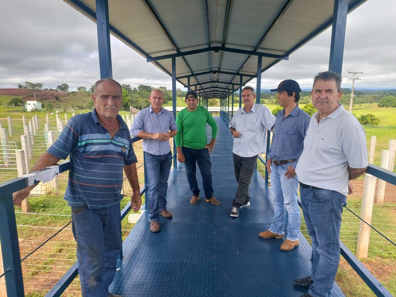 Ezequiel Neiva inspeciona passarela no Parque de Exposição de Colorado do Oeste construída com emenda parlamentar