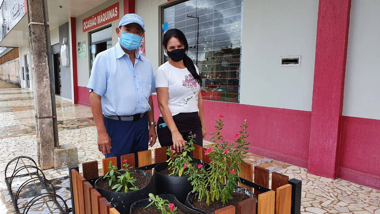 ASSISTA VÍDEO: prefeito vistoria floreiras instaladas nas principais avenidas de Vilhena e pede ajuda da população