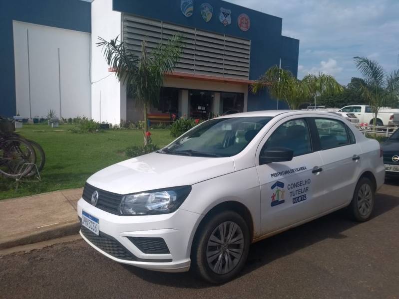 Homem acaba preso por colocar filha de castigo debaixo de chuva forte; madrasta da menina acionou a polícia