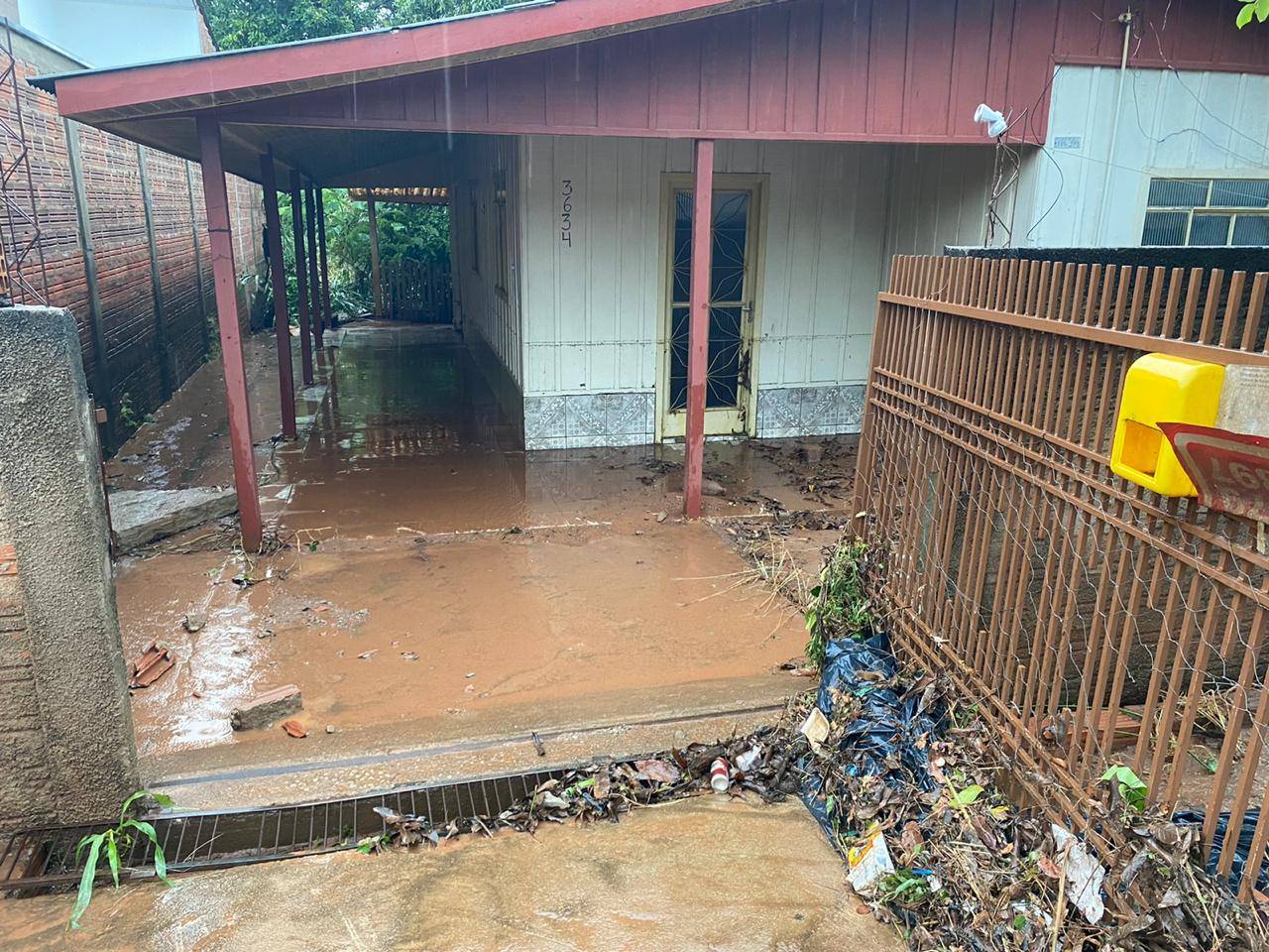 ASSISTA VÍDEO: chuva torrencial que cai sobre Colorado do Oeste desde a madrugada alaga casas e destrói avenidas