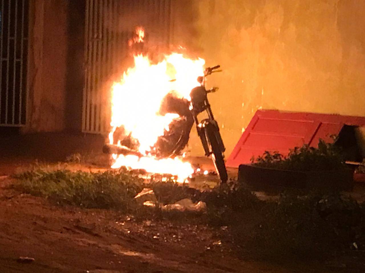 Homem que morreu com faca na cintura em acidente é suspeito de ter incendiado motocicleta pouco antes da fatalidade