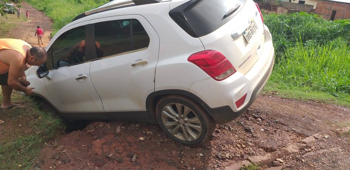 Em Colorado do Oeste, buraco em via pública quase “engole” carro com placas de Cacoal