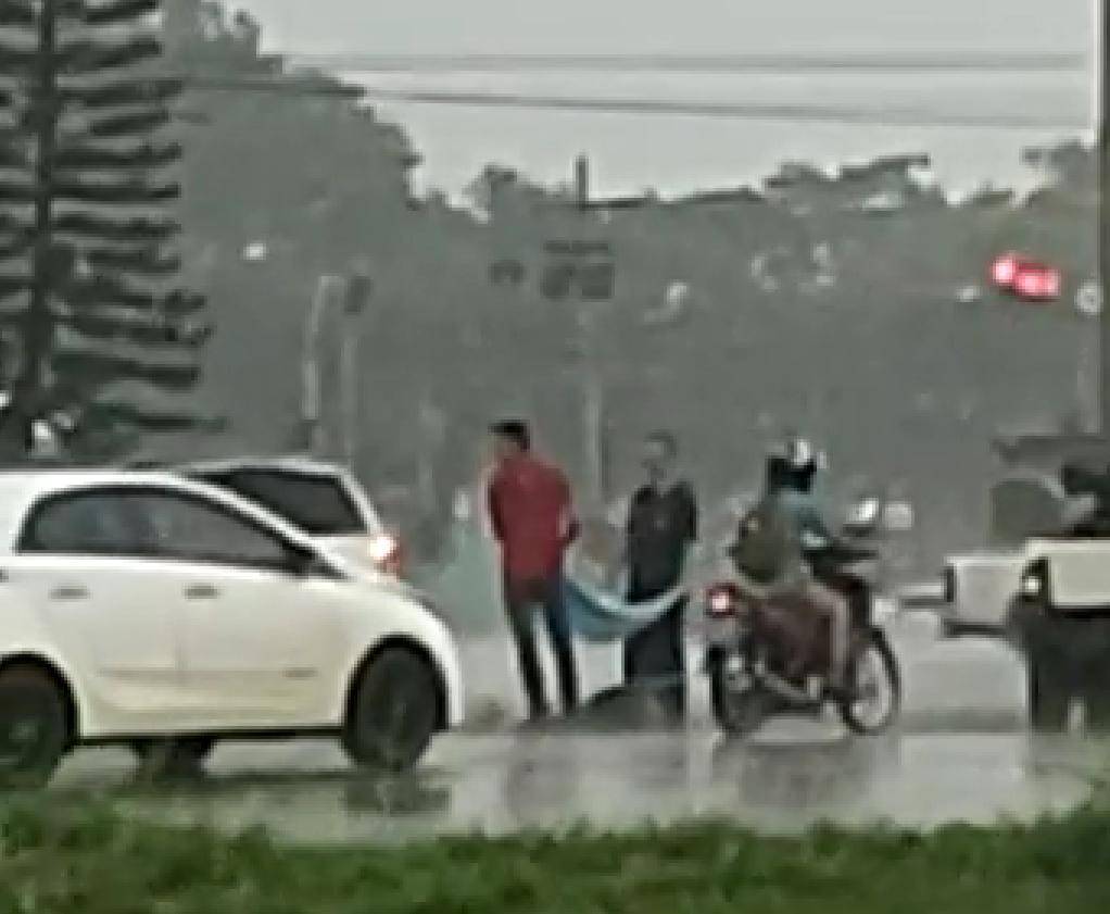 ASSISTA: viraliza nas redes sociais vídeo mostrando empatia de homens protegendo mulher acidentada e caída na chuva