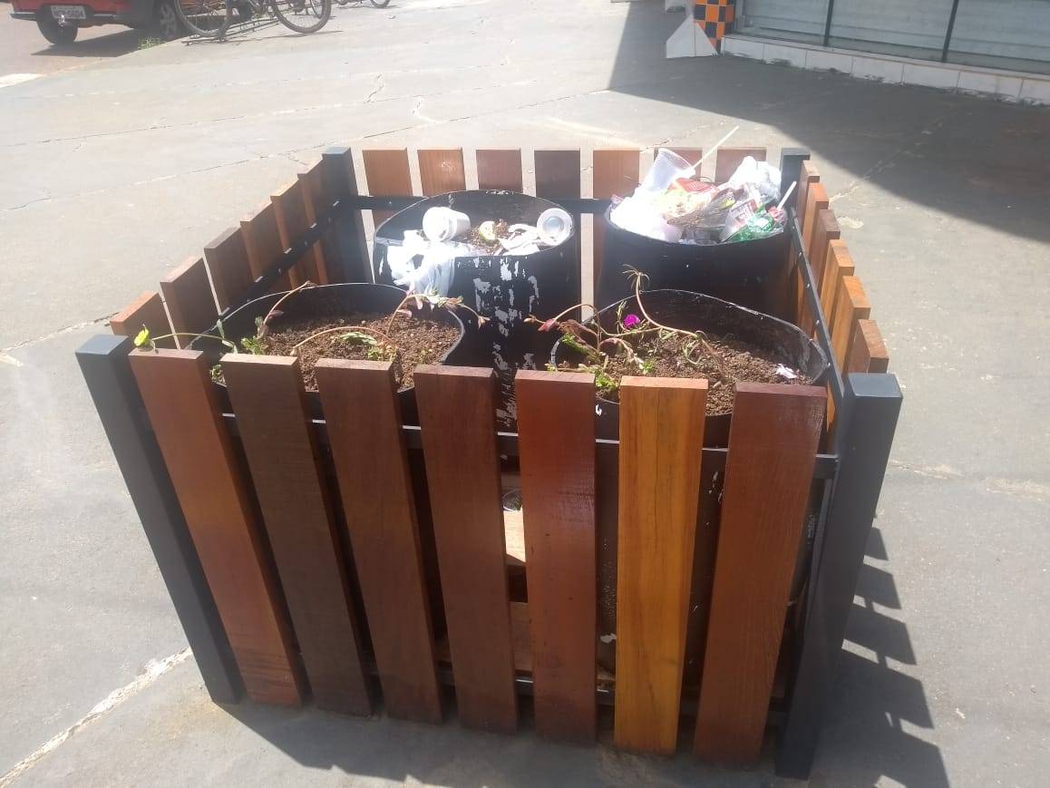 Não ajudam e ainda atrapalham: vândalos transformam em “lixeiras” as floreiras instaladas para embelezar avenidas em Vilhena