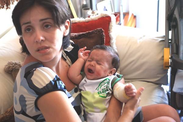 'Tem marcas da roda no braço do meu filho', diz pai de bebê arrastado